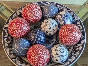 lot 131 image: Large Decorative Ceramic Centerpiece Bowl and Balls