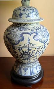 lot 135 image: Blue and White Asian Ceramic Table Lamp
