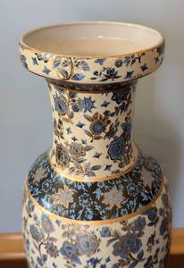 lot 126 image: Beautiful Blue Ceramic Chinese Floor Vase