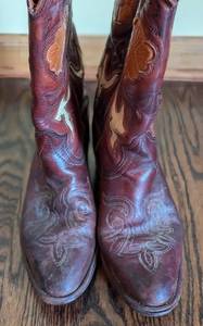 lot 125 image: Womens Cowboy Boots
