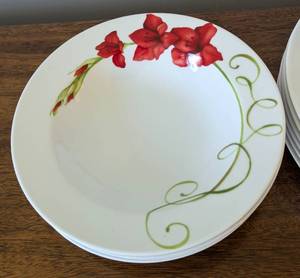 lot 43 image: Westbury Court Lyrical Blooms Dish Set