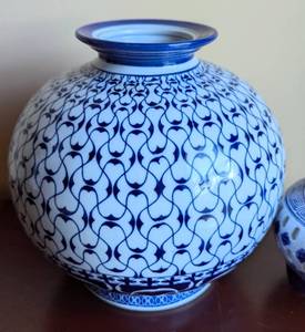 lot 49 image: Decorative Blue and White Pottery by Bombay