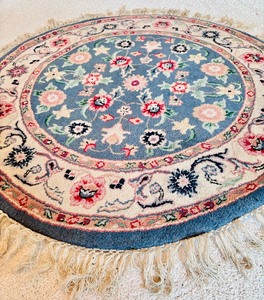 lot 197 image: Beautiful Round Three Foot Area Rug