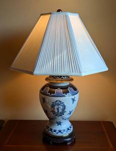 lot 13 image: Blue and White Asian Ceramic Table Lamp