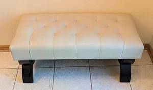 lot 15 image: Cream Bonded Leather Entryway Bench