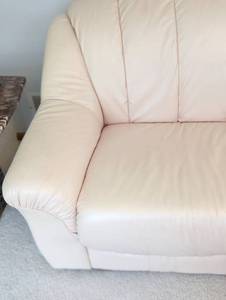 lot 28 image: Italian Leather Loveseat