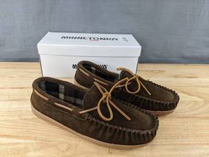 lot 154 image: New Minnetonka Plaid Lined Hardsole Moccasin Shoes Mens Size 11 Chocolate N