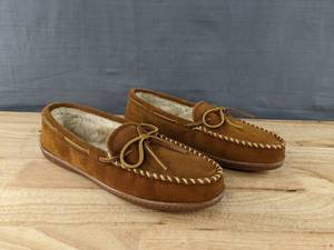 lot 162 image: New Minnetonka Slip-On Moccasin Shoes Mens Size 11 Brown N