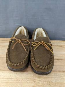 lot 178 image: New Minnetonka Slip-On Moccasin Shoes Mens Size 11 Brown N