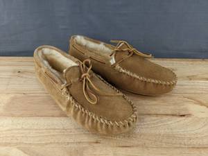 lot 195 image: Minnetonka Slip-On Moccasin Shoes Mens Size 11 Brown N
