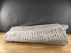 lot 54 image: Black & White 9 x 12 Area Rug B