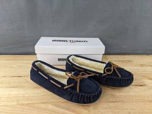 lot 197 image: New Minnetonka Slip-On Moccasin Shoes Womens Size 7 Navy N