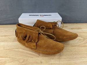 lot 43 image: New Minnetonka Classic Fringe Softsole Boot Mens Size 11 N
