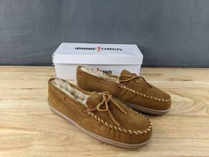 lot 201 image: New Minnetonka Moccasin Sheepskin Hardsole Slippers Shoes Mens Size 10 Golden Tan N