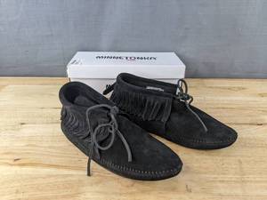lot 147F image: New Minnetonka Moccasin Classic Fringe Boot Womens Size 9 Black N