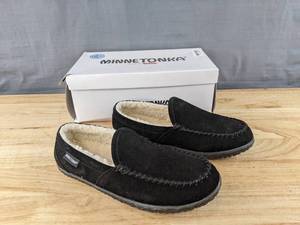 lot 703 image: New Minnetonka Tilden Slip-On Moccasin Shoes Mens Size 9 Black N