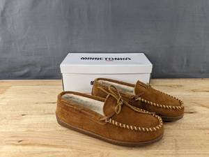 lot 209 image: Minnetonka Pile Lined Slip-On Moccasins Mens Size 9.5W Brown N
