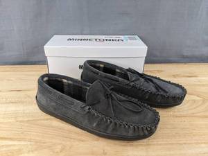 lot 160 image: Minnetonka Plaid Lined Hardsole Moccasin Shoes Mens Size 11 Charcoal N