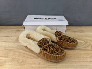 lot 61C image: Minnetonka Moccasin Alpine Sheepskin Slipper Shoes Womens Size 8 Leopard Print Tan N
