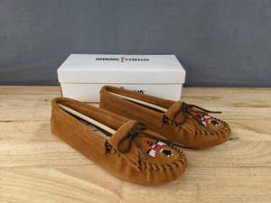 lot 207 image: New Minnetonka Moccasin Thunderbird Softsole Shoes Womens Size 8.5 Brown N