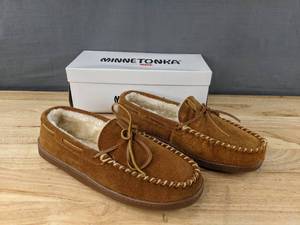 lot 204 image: New Minnetonka Moccasin Pile Lined Hardsole Shoes Mens Size 10.5 Brown N