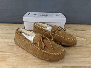 lot 187 image: Minnetonka Moccasin Sheepskin Pile Lined Hardsole Shoes Mens Size 12 Golden Tan N
