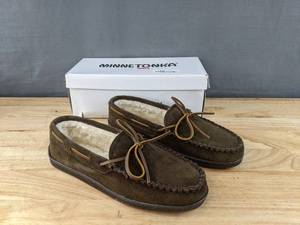 lot 51C image: New Minnetonka Moccasin Pile Lined Hardsole Shoes Mens Size 9.5M Chocolate N