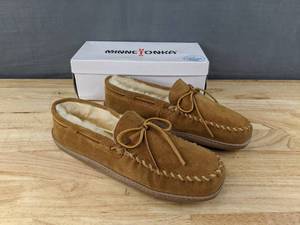 lot 211 image: New Minnetonka Moccasin Sheepskin Hardsole Slipper Shoes Mens Size 13 Golden Tan N