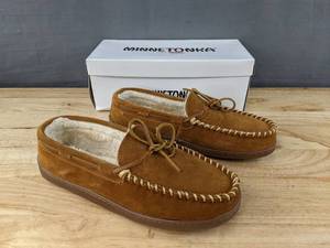 lot 199 image: Minnetonka Moccasin Pile Lined Hardsole Shoes Mens Size 9.5 Brown N