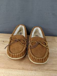 lot 203 image: New Minnetonka Moccasin Slip-On Shoes Womens Size 8M Brown N