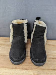 lot 70C image: New Minnetonka Moccasin Boot Womens Size 7 Black N