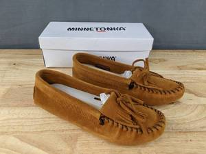lot 84F image: Minnetonka Moccasin Kitty Suede Softsole Shoes Womens Size 8 Brown N