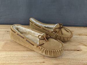 lot 193 image: New Minnetonka Moccasin Shoes Womens Size 11W Tan N