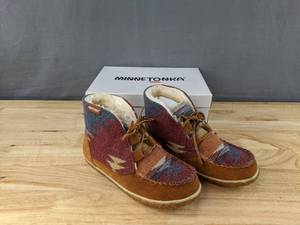 lot 191 image: New Minnetonka Torrey Moccasin Boot Womens Size 8M Brown Multi N