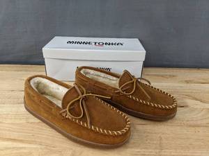 lot 189 image: New Minnetonka Moccasin Pile Lined Hardsole Slipper Shoes Mens Size 9M Brown N