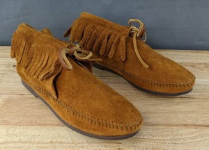 lot 63F image: Minnetonka Classic Fringe Hardsole Boot Womens Size 7.5 Brown N