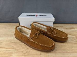 lot 698 image: Minnetonka Moccasin Pile Lined Hardsole Shoes Mens Size 12M Brown N