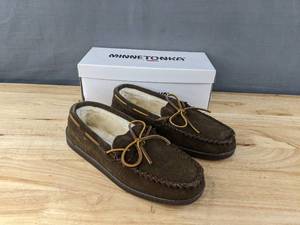 lot 183 image: Minnetonka Moccasin Pile Lined Hardsole Shoes Mens Size 9.5 Chocolate N