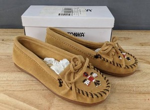 lot 152 image: New Minnetonka Thunderbird Animikii Hardsole Moccasin Womens Size 7.5 Taupe N