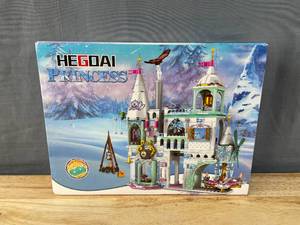 lot 29A image: Brand New 725 Piece Winter Snow Princes Castle Building Set N