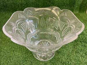 lot 117 image: Waterford Crystal&nbspHoliday Ribbons Centerpiece