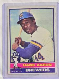 lot 67 image: Hank Aaron 1976 Topps #550 - Milwaukee Brewers Vintage Baseball Card