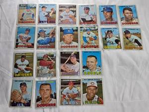 lot 175 image: Lot of 20 Topps 1967 Vintage Baseball Cards