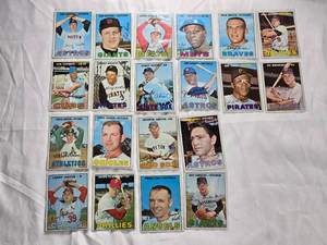 lot 186 image: Lot of 20 Topps 1967 Vintage Baseball Cards