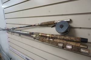 lot 213 image: 6 fishing poles, one with reel, and carry case