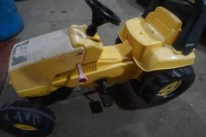 lot 220 image: Kids pedal car