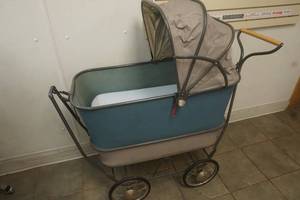 lot 226 image: Antique baby buggy