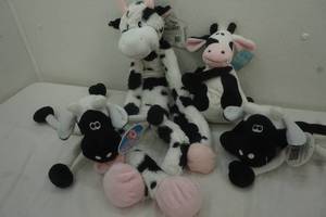 lot 250 image: Holstein plush animals - 4
