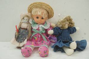 lot 289 image: dolls