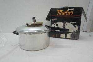 lot 55 image: pressure cooker